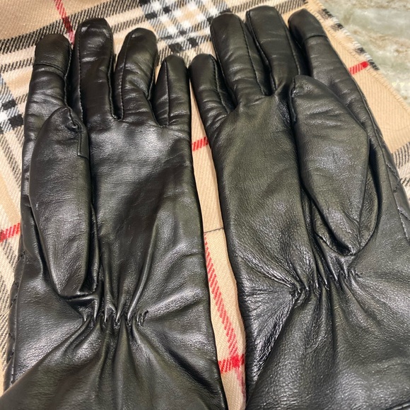 Michael Kors Quilted Leather Tech Gloves - Picture 3 of 7